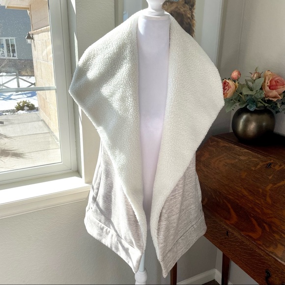 Athleta Aprés Anything sherpa vest EUC - Picture 2 of 8